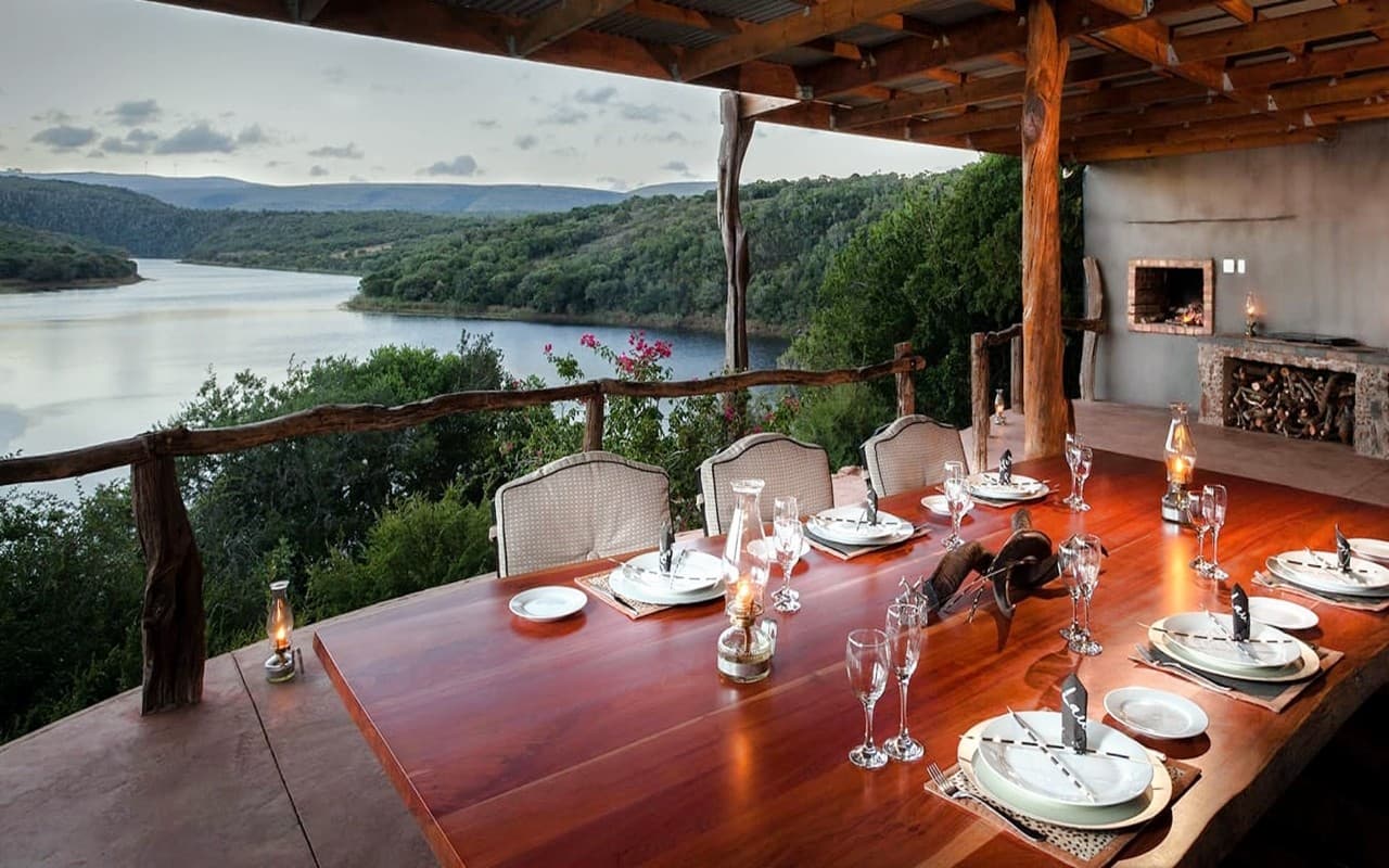 Terraza del Main Lodge con vista al río al atardecer